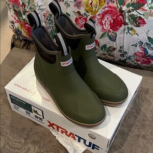 NWT Size 10 Women’s XTRATUF Green Ankle Deck Boots